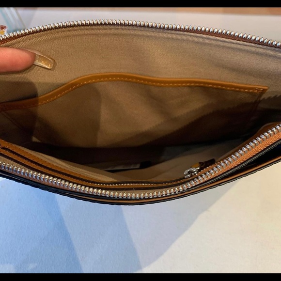 Limited stock! Price firm! MCM medium size crossbody pouch $480+ tax - Picture 5 of 12